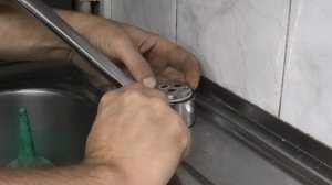 Подтекает кран в месте поворота шейки  Меняю фторопластовую прокладку из ремкомплекта