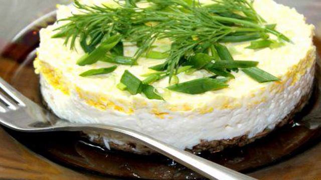 Салат с консервированным тунцом и плавленным сыром