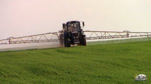 3 Мтз 82 и 952.2 кормят озимую пшеницу опрыскивателем с контролём секций