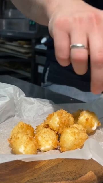 ОЧЕНЬ СЫРНЫЕ ШАРИКИ #food #chefcooking #cookingfood #chef #cooking #chefrecipe #recipe #cheffood смотреть онлайн