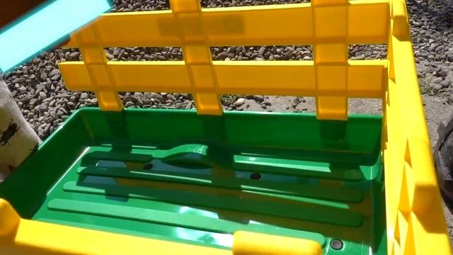 Малыш Весело ездит на Большом зеленом тракторе и строит домик для игрушечной машинки