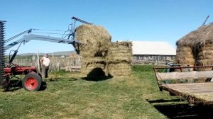 Т-16. Выгрузка рулонов сена кунгом