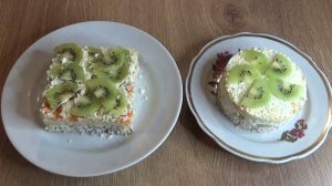 Салат домашний с курицей, киви, яблоком, корейской морковью и сыром