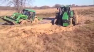 Трактора застряли в грязи и буксуют по жуткому бездорожью