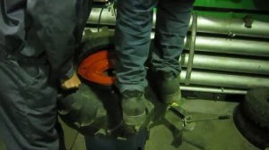 Процесс одевания резины ВЛ-30 на диск УАЗа