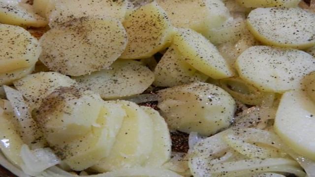 Картофель с колбасой в яйце на сковороде
