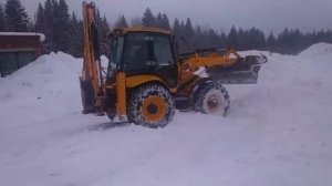 JCB 4CX чистит снег джисиби