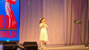 Песня " Девчонка поёт для солдат" исп. Завьялова Юлиана 6 лет