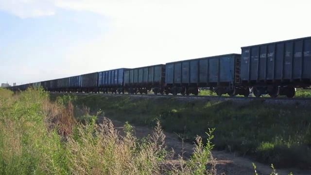 Тепловоз 2ТЭ10М-2558/2483 с полувагонами смотреть онлайн