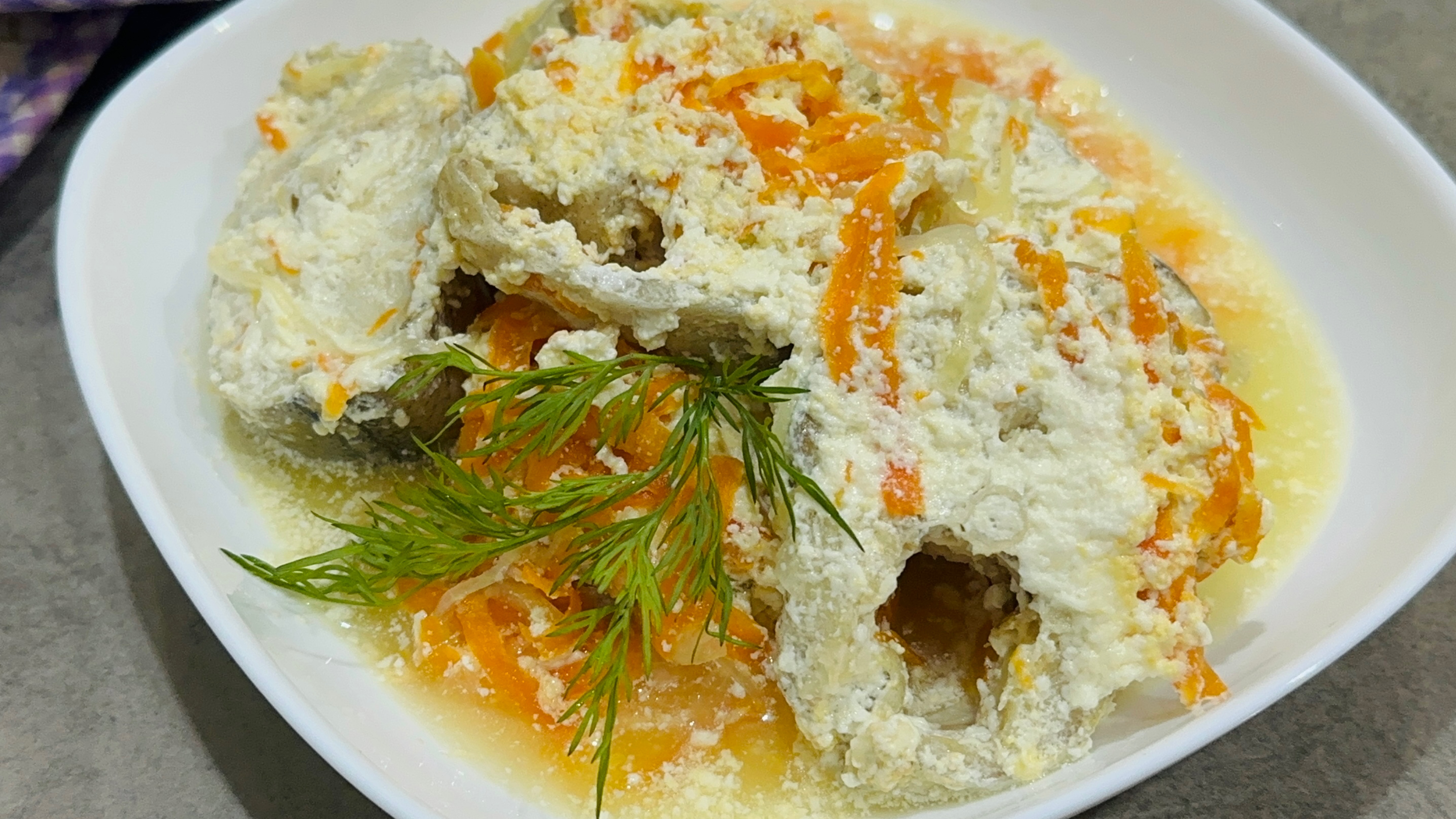 Минтай в сметане с луком и морковью / Вкусный минтай тушеный в сметане с луком