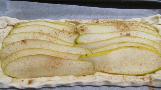 Грушевый пирог с сыром фета и медом