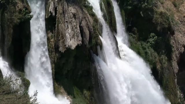 Relaxing video of a big waterfall. Расслабляющее видео большого водопада