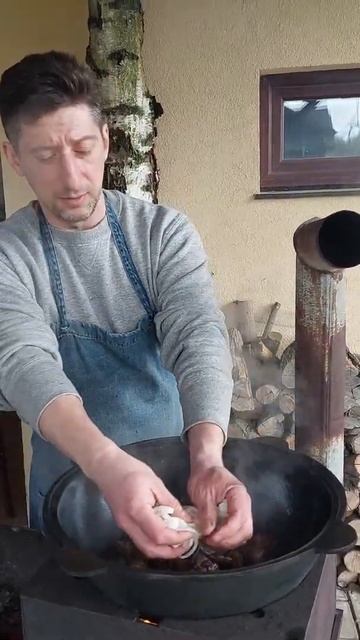 Бараньи рёбра с луком в казане смотреть онлайн