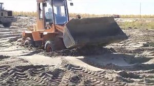 Суровая работа в карьере. Засадили погрузчик