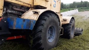 Силос 2020 Кировец К700 трамбует силос с Отвалом передним и Трамбовщиком катком