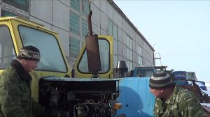 Первый запуск трактора ЮМЗ-6 после зимы. Пускач дымит и ревёт как зверь!