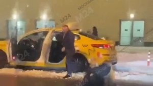 ТРЦ каширская плаза. бой таксиста и пассажирки.