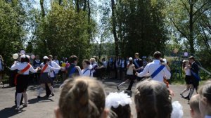 Танец на празднике Последнего звонка.