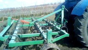 Трактор Т 40 в саду культивирует