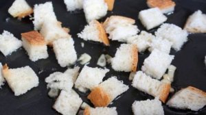 Салат с белыми грибами и гренками