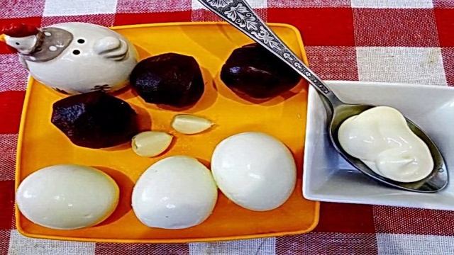 Яйца фаршированные свекольным салатом