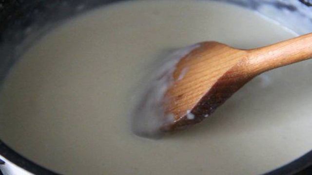 Дрожжевой пирог с курицей и соусом Бешамель
