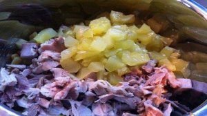 Овощной салат  с курицей.