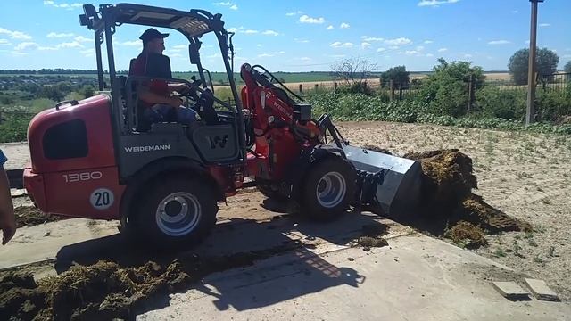 Немецкий фронтальный погрузчик Weidemann 1380 в Украине