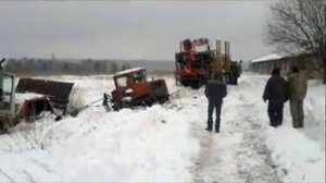 ДТ-75 спасает КИРОВЕЦ 744 . Ураган МаЗ 543 помогает