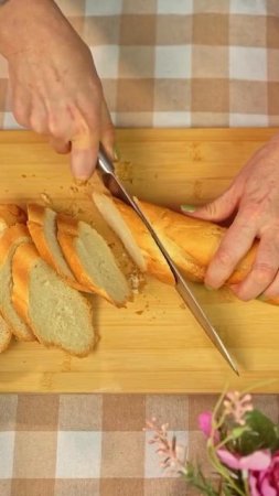 🍅 Сыр камамбер в духовке с багетом и помидорами
#закуски