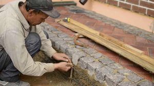 Бордюр из колотой брусчатки . Мостовая ру.