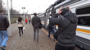 ЭД4М-0492 с приветливой бригадой и ЭД4МК-0085 на станции Москва-Сортировочная-Киевская