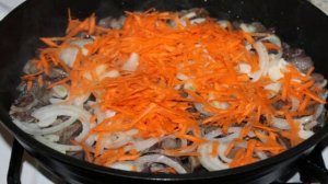 Тушеные маслята с морковью с белом соусе