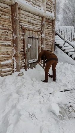 Задался вопросом: а каково было убирать снег средневековой лопатой? Встречайте  эксперимент🥶😈⛏️😂