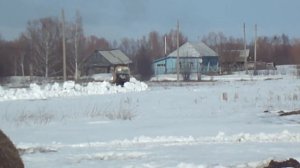 ДТ-74 ЧИСТИТ ДОРОГУ