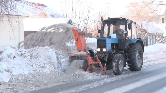 В Ульяновске расчищают внутриквартальные проезды смотреть онлайн