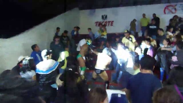 EMPERADOR AZTECA E IMPOSIBLE TOMA Y DACA EN LAS GRADAS смотреть онлайн