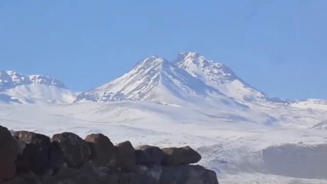 Ապարանի Զորավոր Խաչի մոտից Արա և Արագած լեռները