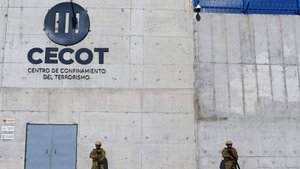 США высылают преступников в Сальвадор. Что нужно знать о мегатюрьме CECOT