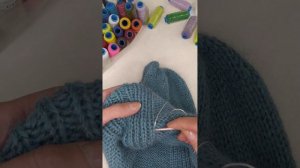 Дует в уши? Показываем, как укрепить край вязаной шапки.