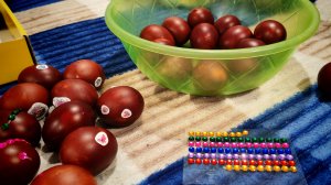 клеим наклейки на пасхальные яйца, украшаем яйца к Пасхе