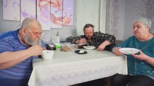 Вкусно ужинаю Обсуждаем телешоу по тв Вкусно едим пельмени и сколько яиц приготовили на Пасху 2025