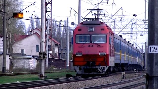 ЭПЛ9Т-006 & ДС3-011 с пассажирским поездом смотреть онлайн