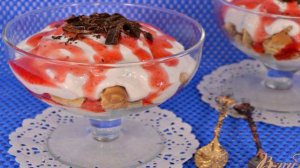 Творожный десерт с печеньем, клубничным джемом и шоколадом