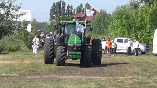 John Deere 8335R traktor mozgásban, Zákányszéki Traktorshow, 2017., v170819-6-049 смотреть онлайн