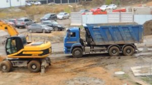 Экскаватор с Камазом едут на загрузку, потом обратно на стройку на выгрузку.