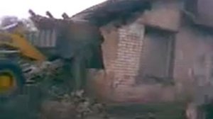 Трактор ломает дом