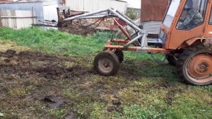 Т 16 с самодельным куном, грузит перегной.ЛТЗ-55 с тележкой возит в огород.