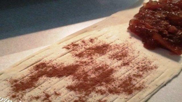 Слойки с яблоком и корцей