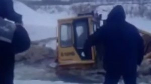 Трактор утонул вместе с человеком. Автозимник. Трагедия. Бульдозер ушёл под лёд